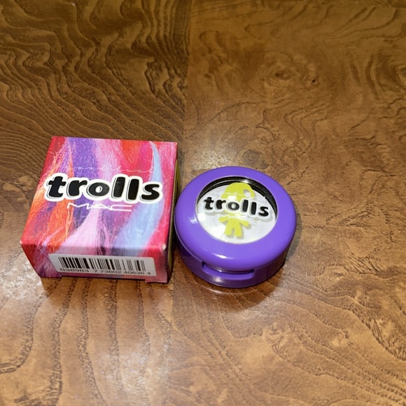 MAC Trolls Sill Vanilly Eyeshadow New in Box Satin - Picture 2 of 3